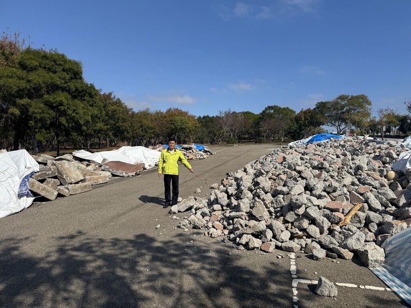 台中市沙鹿區綠地停車場遭堆置營建廢棄物，民進黨籍台中市議員楊典忠接獲民眾陳情，要求市府儘速恢復原貌。（楊典忠提供）中央社記者趙麗妍傳真　114年12月31日