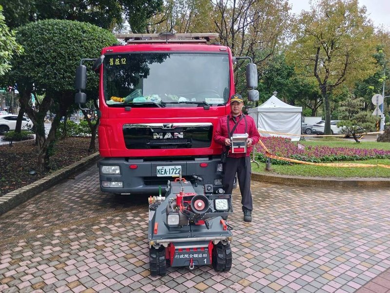 台北市跨年晚會即將登場，消防局31日表示，跨年勤務共動員140人、37輛各式救災車和1搜救犬，更在信義計畫區關鍵位置部署救災機器人（前），作為先遣與第一線機動打擊部隊。（台北市消防局提供）中央社記者黃麗芸傳真　114年12月31日