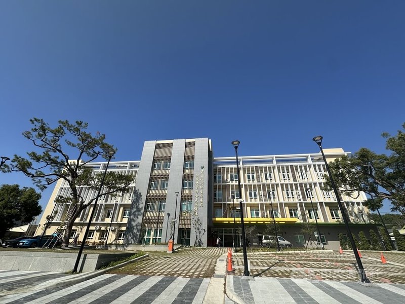 位於台中市后里區的衛生福利部豐原醫院附設后里綜合長照機構，由閒置的月眉糖廠一隅闢建而成，工程保留老樹、延續場所記憶，並導入節能減碳與智慧管理系統。中央社記者趙麗妍攝　114年12月31日