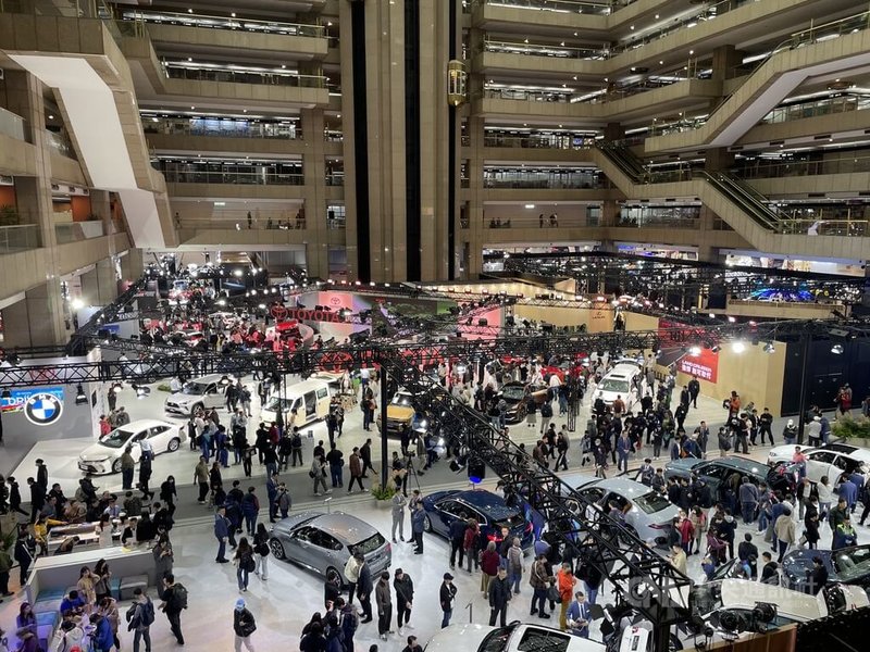 2026台北新車暨新能源車大展31日起登場，各大車廠推出發布各款新車，上午現場已湧進不少人潮。中央社記者鍾榮峰攝　114年12月31日