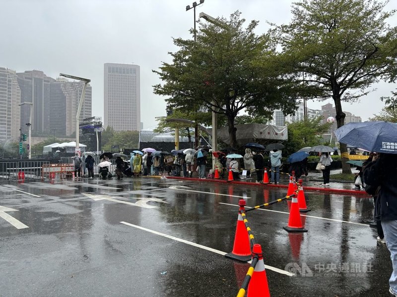 「台北最High新年城-2026跨年晚會」31日晚間將在台北市民廣場舉行，儘管陰雨不斷，現場在中午12時就有許多民眾排隊等候進場。中央社記者陳昱婷攝　114年12月31日