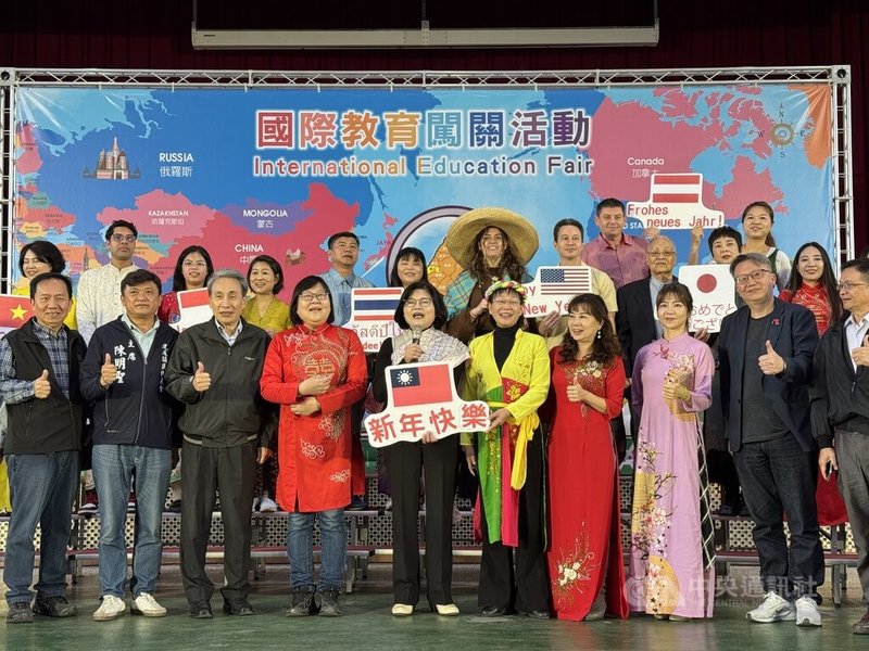 雲林縣政府31日舉辦國際教育闖關活動，縣長張麗善（前左5）盼能激發孩子們對世界各地的好奇心與探索精神，將世界帶進教室，讓孩子擁抱世界。中央社記者姜宜菁攝　114年12月31日