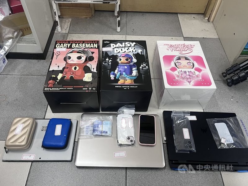 假檢警詐騙集團勾結貸款仲介和地政士，自2024年中開始詐財，還誘騙被害人將名下不動產抵押設定貸款，刑事局獲報發動2波行動共逮24嫌送辦。圖為檢警查扣的贓證物。（翻攝照片）中央社記者黃麗芸傳真　114年12月31日