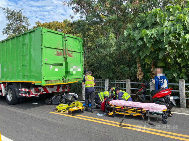 1名女大生31日中午騎機車搭載同學，行經台中市霧峰區乾溪東路時疑因煞車不及撞上前方大貨車，女大生傷重送醫不治、乘客輕傷。（翻攝照片）中央社記者蘇木春傳真　114年12月31日