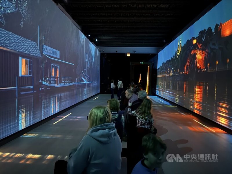 布拉格城市博物館主館經歷5年整修後，於12月重新亮相。數位互動體驗為一大特色，館內有長達22公尺的地板與牆面可進行投影，並搭配環繞音效，營造身臨其境的觀展體驗，在捷克屬相當創新的展覽空間。中央社記者劉郁葶布拉格攝　114年12月31日