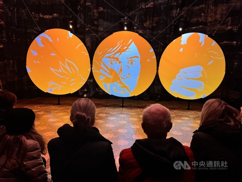 布拉格城市博物館整修5年重新開放,展覽主打數位互動體驗。館長馬采克(Ivo Macek)表示,「在現代科技主導的時代,我們不再希望把歷史困在玻璃櫥窗裡。我們能讓它重現生命、動起來,並將參觀者帶入其中。」中央社記者劉郁葶布拉格攝 114年12月31日