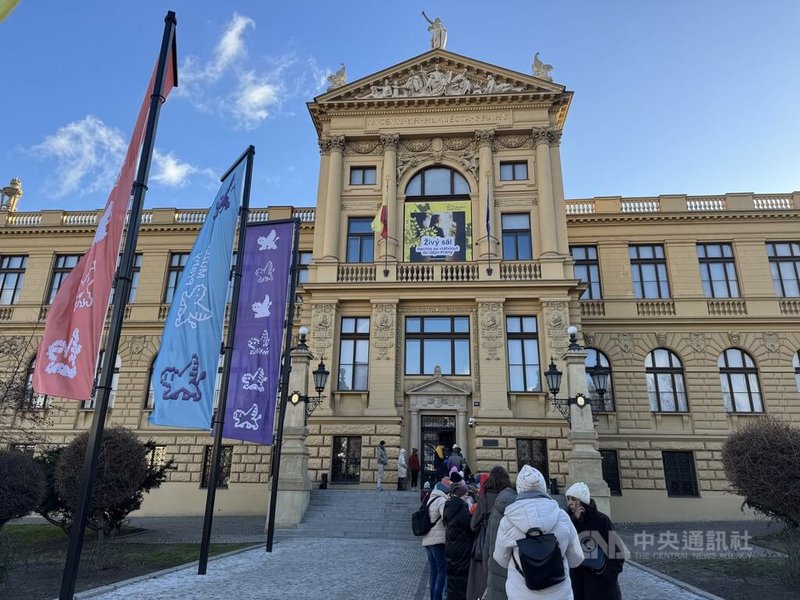 布拉格城市博物館主館(Museum of Prague)自2020年起進行全面整修,以更新室內空間、技術與安全設備,並在2025年12月上旬起免費對外開放,吸引許多民眾排隊進場。中央社記者劉郁葶布拉格攝 114年12月31日