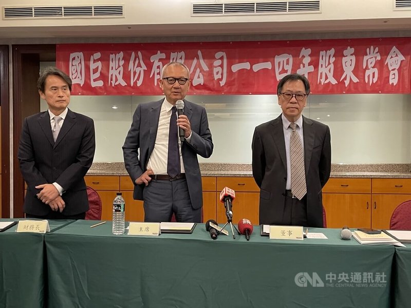 被動元件廠國巨31日宣布經營團隊調整，現任集團財務長陳彥松（左）及全球銷售與行銷負責人洛里尼（Claudio Lollini）將出任共同營運長，直屬於執行長王淡如（右）。圖為國巨董事長陳泰銘（中）在今年5月下旬股東會現場。中央社記者鍾榮峰攝　114年12月31日