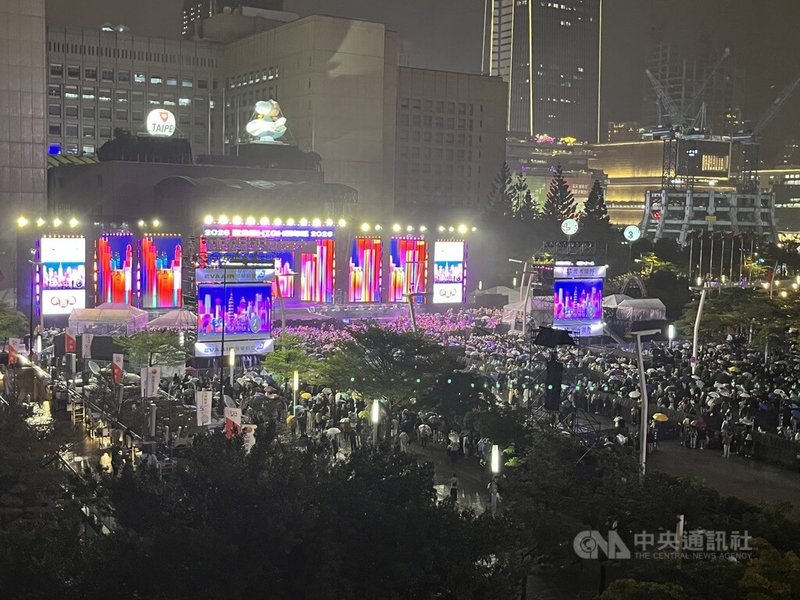 「台北最High新年城–2026跨年晚會」31日晚間登場，但天公不作美，而在台北大巨蛋蔡依林同步開唱加持下，台北捷運統計至晚間8時，全線總運量仍較去年跨年平均運量增約4.4萬人次。中央社記者楊淑閔攝　114年12月31日