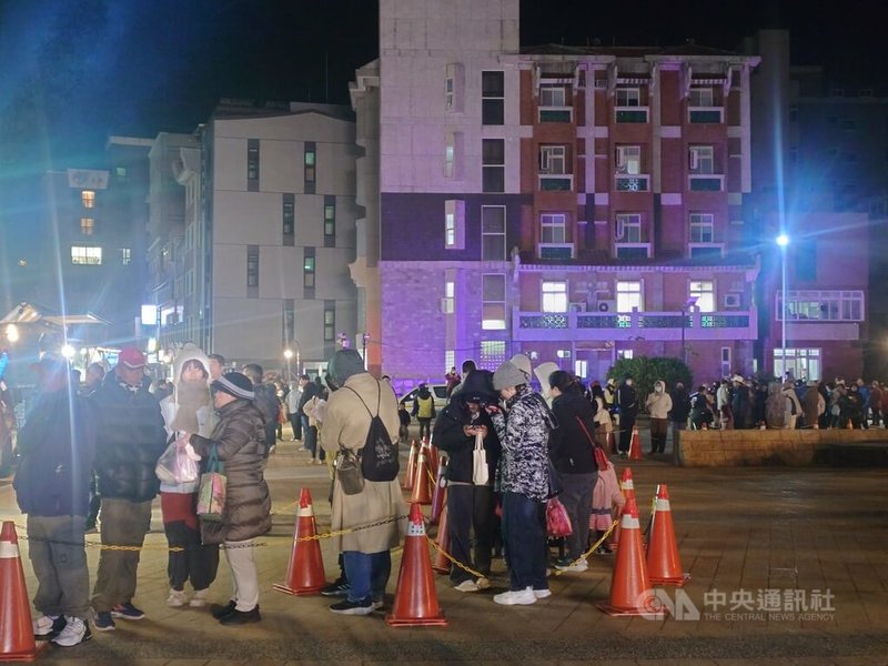 連江縣跨年晚會今年重回室外舉辦，31日晚間7時起於南竿白馬王公園登場，參與者有機會抽中大獎，吸引超過千人不畏低溫，排成長長人龍準備領取抽獎券。中央社記者潘欣彤攝　114年12月31日