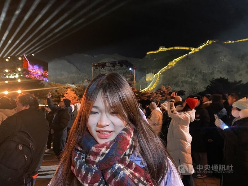 居庸關長城在2025年最後一天點起了燈，增添跨年氛圍。圖為受訪的林同學，她說能在長城跨年感到幸福感爆棚。中央社記者呂佳蓉北京攝　114年12月31日