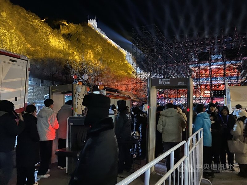 居庸關長城在2025年最後一天點起了燈，增添跨年氛圍，而官方也出動保安管理秩序。中央社記者呂佳蓉北京攝　114年12月31日