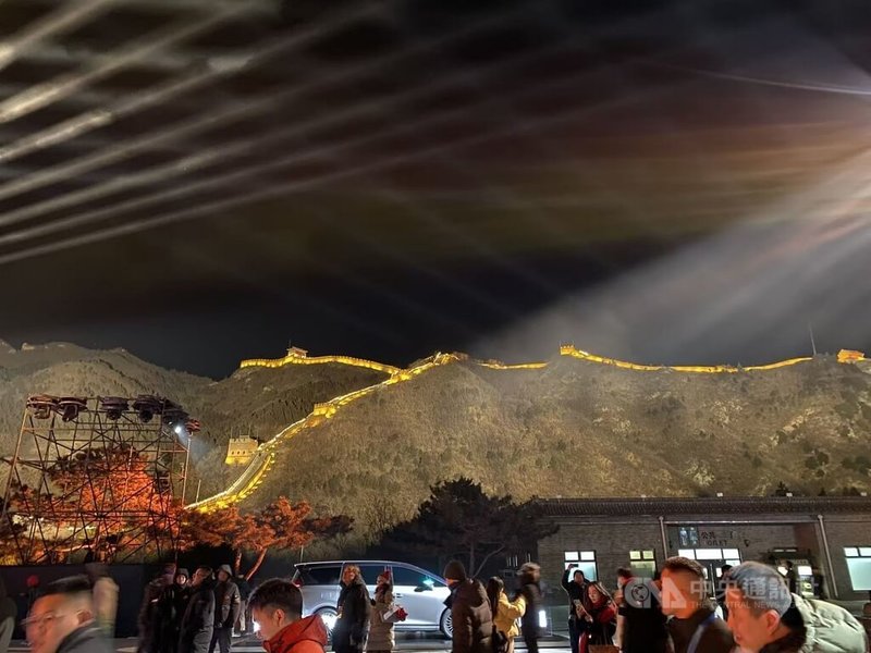 居庸關長城在2025年最後一天點起了燈，增添跨年氛圍。中央社記者呂佳蓉北京攝 114年12月31日