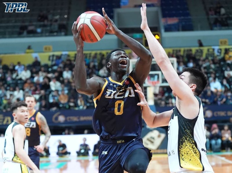 台灣職業籃球大聯盟（TPBL）新北中信特攻隊31日跨年夜在主場面對新北國王隊，特攻阿巴西（持球者）下半場接管戰局，全場貢獻18分，助隊以94比82奪下近期2連勝。（TPBL提供）中央社記者陳容琛傳真　114年12月31日