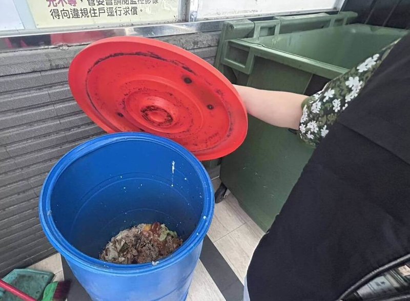 中央宣布115年元旦起禁止家戶廚餘養豬，台中市有692個社區大樓反映廚餘收運問題，市府31日表示，已有近9成社區與原垃圾清除業者媒合成功，由原業者在合理費用範圍內協助廚餘清運。（台中市政府提供）中央社記者郝雪卿傳真  114年12月31日