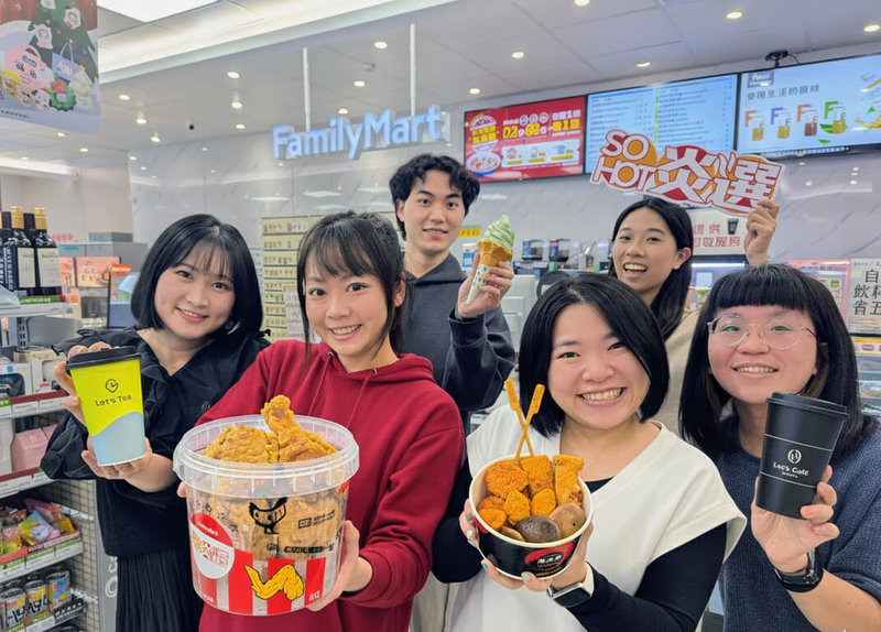 全家數百家門市位於跨年商圈的店舖，全力備戰31日跨年商機，販售現做熱食，包含茶葉蛋、飯糰、番薯等，較平日多準備5倍貨量、動員多達5倍人力和增設至10台收銀機。（全家提供）中央社記者何秀玲傳真　114年12月31日