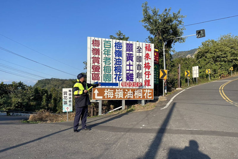 台南市楠西區梅嶺風景區梅花陸續綻放，玉井警分局將從115年1月1日起規劃執行假日賞梅專案勤務，於現場進行交通疏導，呼籲用路人配合。（玉井分局提供）中央社記者楊思瑞台南傳真　114年12月31日