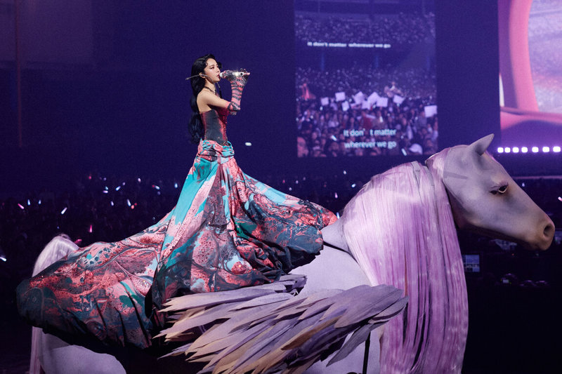 華語歌后蔡依林（圖）31日跨年夜繼續在台北大巨蛋舉辦PLEASURE演唱會，盛裝駕馭「彩翼飛馬」開唱，還一度笑稱自己出現「戀愛腦」症狀。（凌時差提供）中央社記者洪素津傳真　114年12月31日