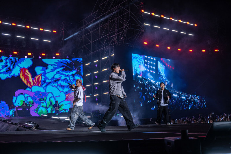 饒舌團體「玖壹壹」31日晚間在台東海濱公園跨年晚會活動擔綱開場，演唱「打鐵」、「派對俠」、「來個蹦蹦」等歌曲，瞬間炒熱全場氣氛。（台東縣政府提供）中央社記者王心妤傳真　114年12月31日