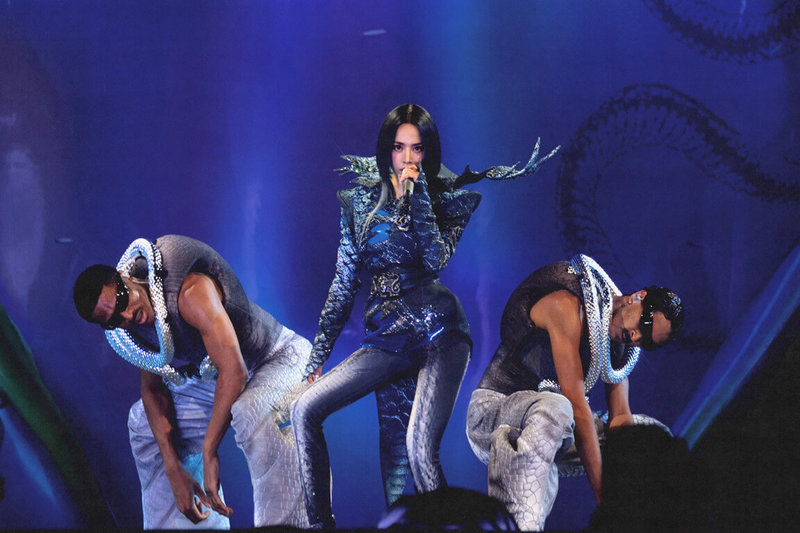 歌后蔡依林（中）31日跨年夜續在台北大巨蛋開唱，她說，最強大的後援就是蔡媽媽的愛心，每天早晚定時燉煮魚湯與雞湯，用滿滿元氣守護蔡依林挑戰高難度演出的絕佳體力。（凌時差提供）中央社記者洪素津傳真　114年12月31日