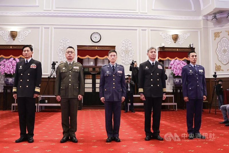 總統賴清德31日在總統府主持「中華民國115年1月份將官晉任授階典禮」，國防部電展室主任趙建國（前左起）、總統府警衛主任林獻欽、國軍花蓮總醫院院長彭忠衎、國防部參謀總長室主任張家穎、空軍作戰部政戰主任馮瑞華出席授階。中央社記者裴禛攝　114年12月31日