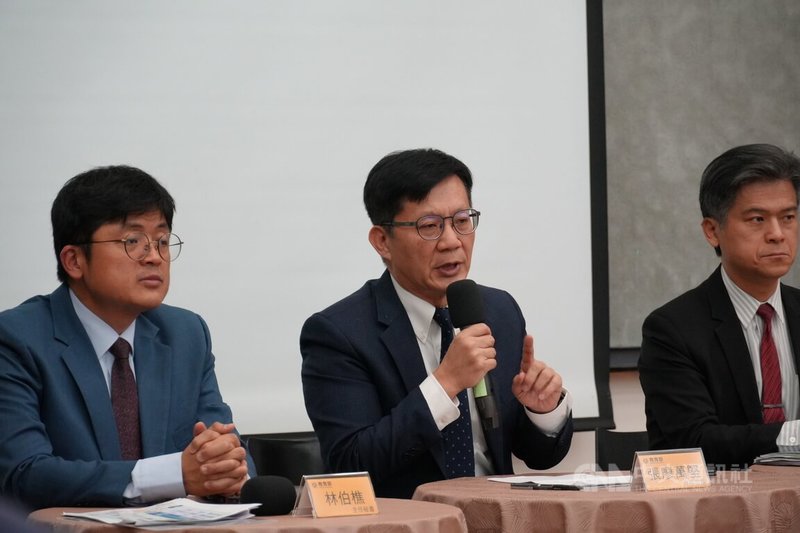 校園濫訴問題受到各界關注，教育部次長張廖萬堅（左2）31日表示，校事會議制度相關修法，預計民國115年1月12日公布。中央社記者陳至中攝　114年12月31日