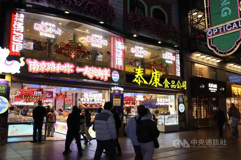 「南京路和你一起迎新年」活動已經舉辦第4年，這次元旦假期在商圈發放線上和線下消費券，盼增加業績。中央社記者張淑伶上海攝　114年12月31日