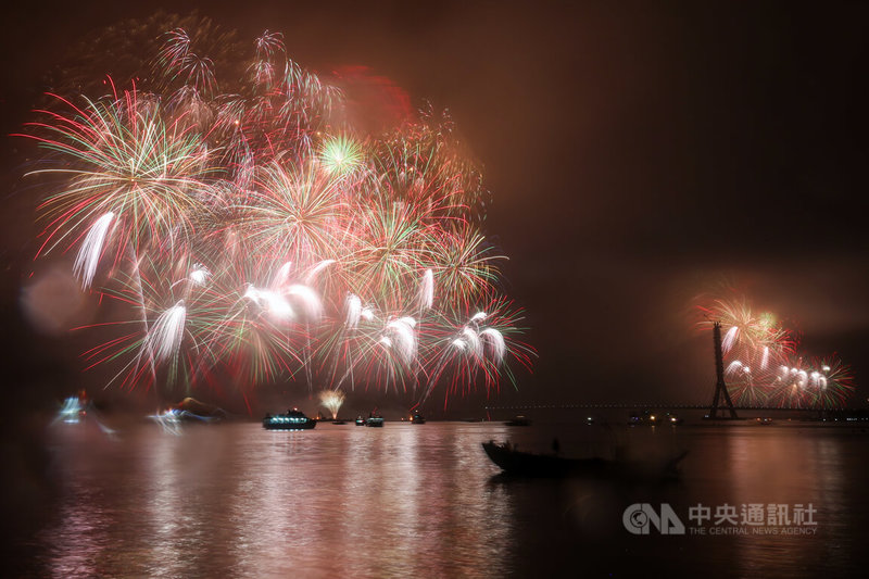 「閃耀新北1314跨河煙火」31日晚間8時26分在淡水、八里兩地盛大登場，為全台最早的跨年煙火；長達13分14秒的煙火秀絢麗奪目，令跨年夜越夜越美麗。中央社記者吳家昇攝　114年12月31日