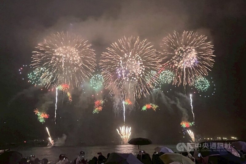 新北市政府31日晚間在淡水、八里舉辦「閃耀新北1314跨河煙火」活動，與民眾一同迎新送舊，晚間8時26分起施放長達13分14秒的精彩煙花，吸引民眾冒雨爭睹。中央社記者王鴻國攝　114年12月31日