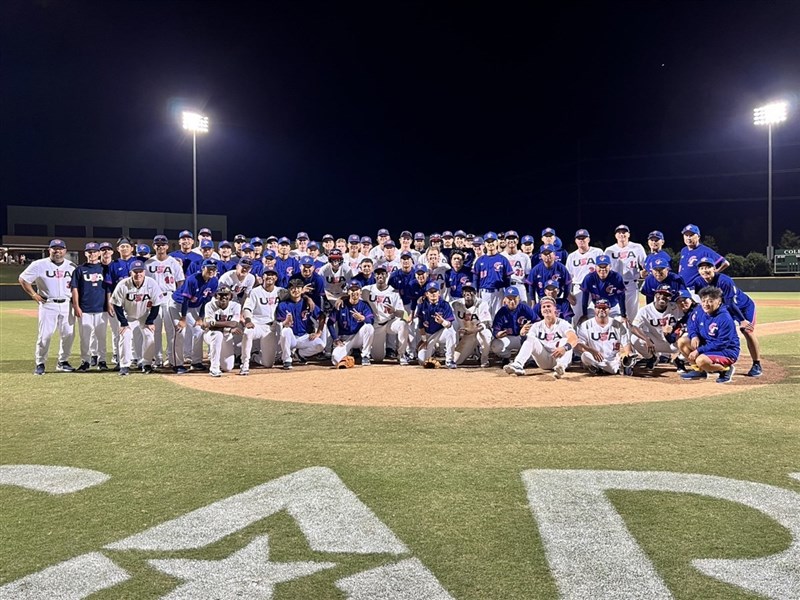 2026年首屆「國際大學菁英棒球賽」將在台灣開打，預計有美國NCAA明星隊、日本大學明星隊、台灣隊、韓國U23世界盃培訓隊參賽。圖為2024年台灣培訓隊赴美與NCAA交流賽合照畫面。（中華民國棒球協會提供）