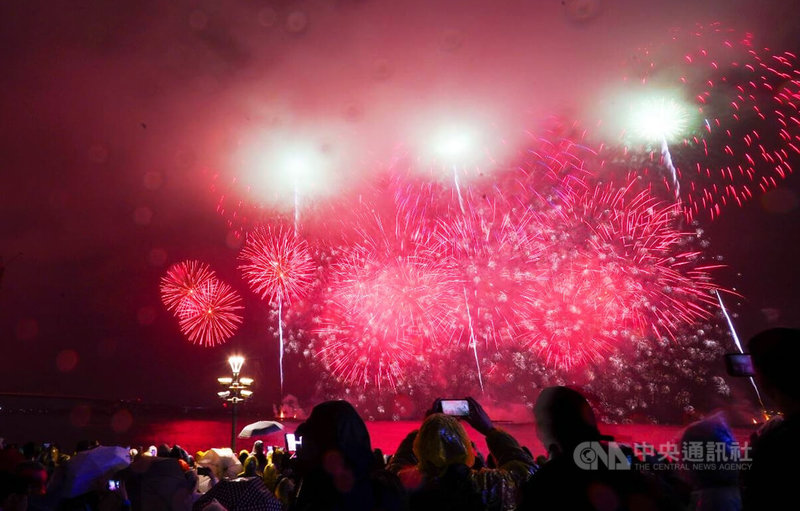 「閃耀新北1314跨河煙火」31日晚間8時26分正式登場，儘管天公不作美、飄著陣陣雨絲，仍吸引大批人潮在八里、淡水兩地共賞。中央社記者王鴻國攝　114年12月31日