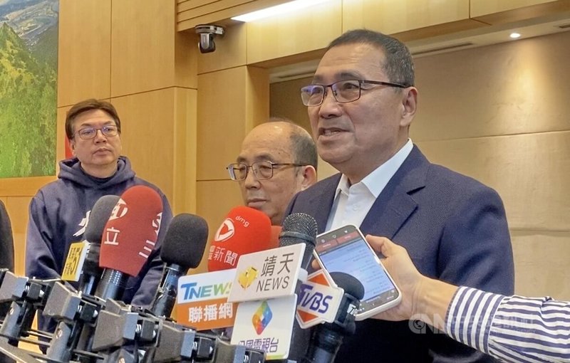 立法院尚未通過2026年中央政府總預算，新北市長侯友宜（右）31日接受聯訪表示，新興計畫將受影響，但市府已做好準備，會以市款暫行墊付，確保市政不中斷。中央社記者黃旭昇新北攝  114年12月31日