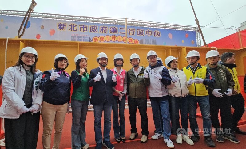新北市長侯友宜（左4）31日參加新北第二行政中心上梁典禮，與在地民代、里長及工程人員合影。中央社記者王鴻國攝　114年12月31日