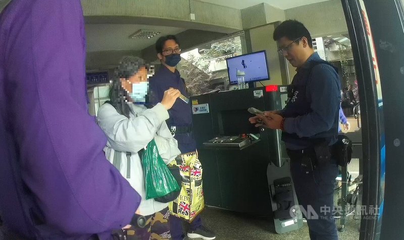 1名婦人31日將菜刀放置背包前往台中地方法院，不料進入地院進行X光機檢查時被發現攜帶刀械，遭執法人員攔下，婦人卻與執法人員發生口角。（翻攝照片）中央社記者蘇木春傳真　114年12月31日