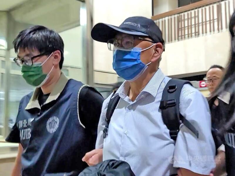 圖為傅崐萁競選小物案被告李慶隆（前右）5月9日投案，由法務部調查局北部地區機動工作站上銬解送北檢歸案。（中央社檔案照片）