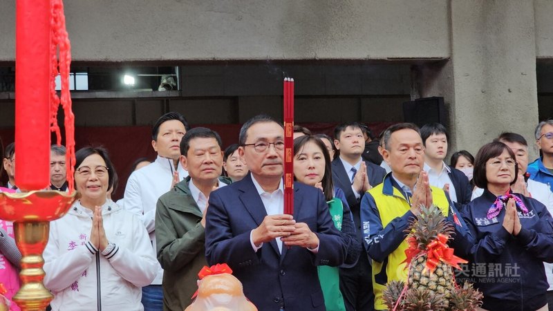 新北市長侯友宜（前）參加新北第二行政中心上梁典禮，帶領眾人進行祈福儀式，根據簡報，完工日期可望從115年底提前至115年9月30日。中央社記者王鴻國攝　114年12月31日