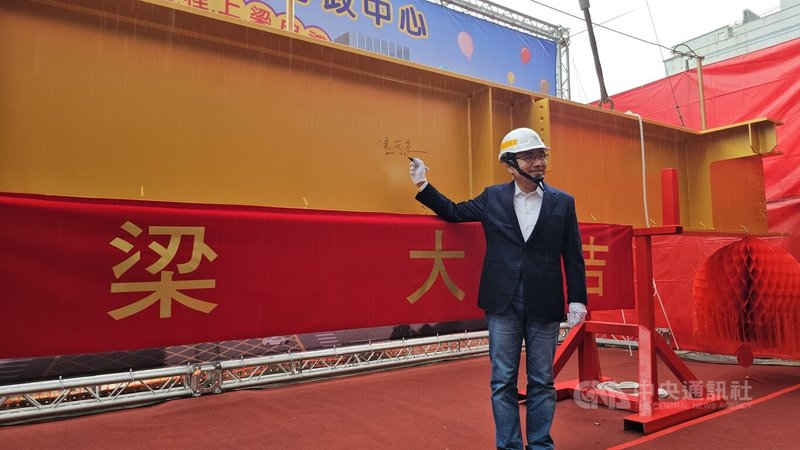 新北市長侯友宜31日出席新北第二行政中心上梁典禮，依習俗在鋼梁上簽名。中央社記者王鴻國攝　114年12月31日
