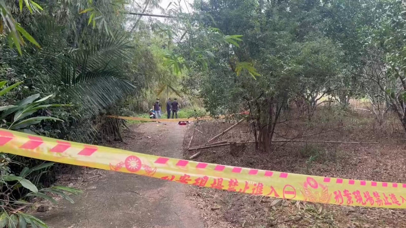 花蓮玉里警分局31日獲報，林姓女子倒臥大禹公墓附近，到場後發現女子全身有傷、明顯身亡；報案呂姓男子供稱2人為情侶、林女因爭執跳車導致傷勢嚴重。警方懷疑呂男涉重嫌，當場將人逮捕帶回偵辦，確切案情待釐清。（民眾提供）中央社記者張祈傳真　114年12月31日