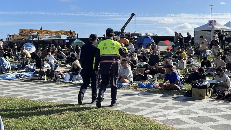 2026台東跨年晚會「東！帶我走」31日下午3時開演，現場陸續湧入人潮，警方也動員加強現場維安，由制服員警搭配便服刑警一同巡視會場。中央社記者盧太城台東攝　114年12月31日