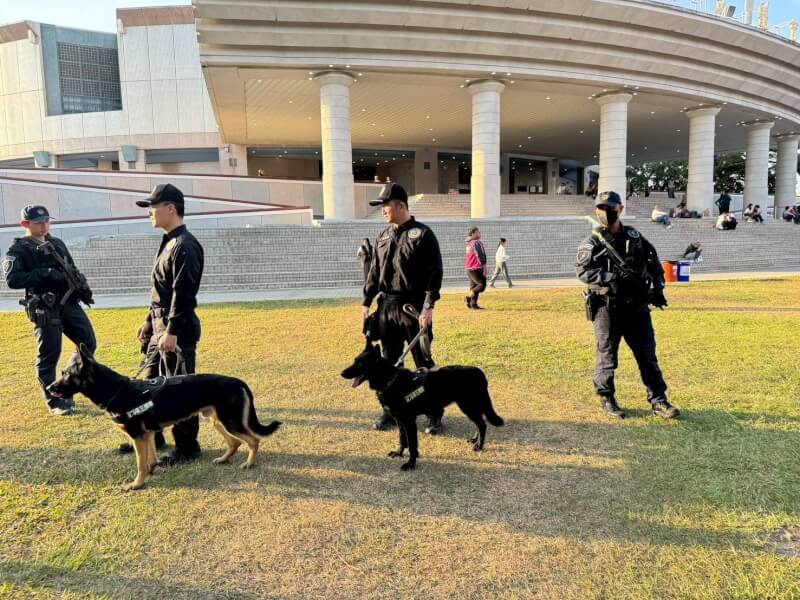 屏東縣警局屏東分局31日針對跨年晚會現場周邊加強維安,並協請保三總隊出動偵爆犬,在屏東縣立體育館前會場巡查。(屏東縣政府警察局屏東分局提供)中央社記者黃郁菁傳真 114年12月31日