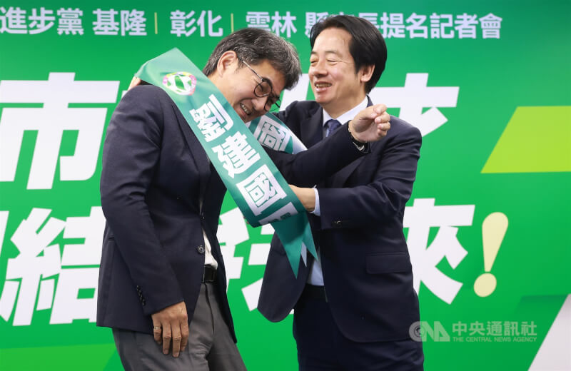 民進黨拍板由立委劉建國（左）代表參選下屆雲林縣長，31日正式公布，並由身兼民進黨主席的總統賴清德（右）親自為他披上競選背帶。中央社記者趙世勳攝　114年12月31日