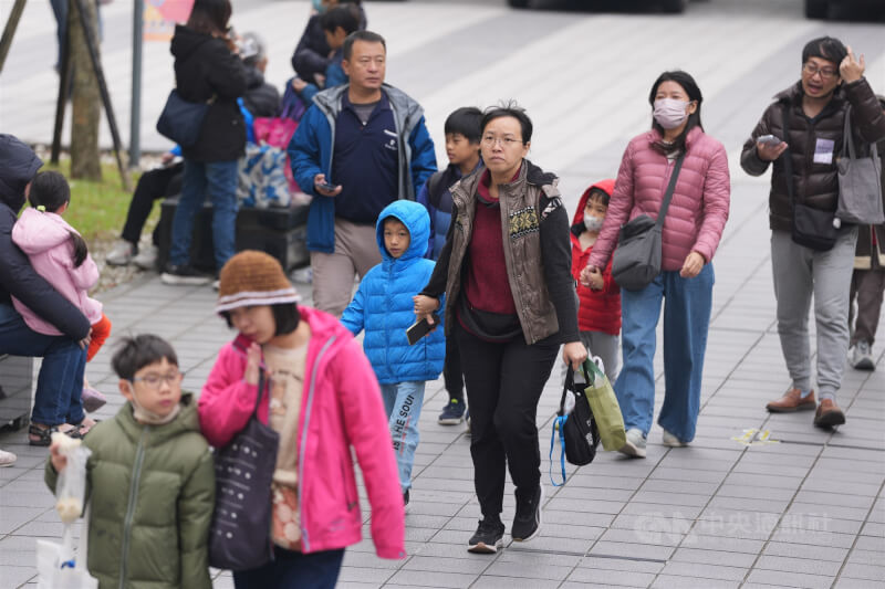 根據氣象署網站，31日清晨平地最低溫為台南市楠西區攝氏10.7度；氣象專家吳德榮表示1日起強冷空氣南下、愈晚愈冷。圖為在台北市中正區穿上羽絨衣禦寒的民眾。（中央社檔案照片）