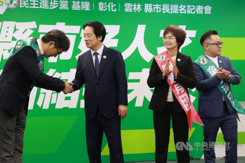 身兼民進黨主席的總統賴清德（左2）31日下午出席民進黨基隆、彰化、雲林縣市長提名記者會，與雲林縣長被提名人劉建國（左）、彰化縣長被提名人陳素月（右2）、基隆市長被提名人童子瑋（右）同台互動。中央社記者趙世勳攝 114年12月31日