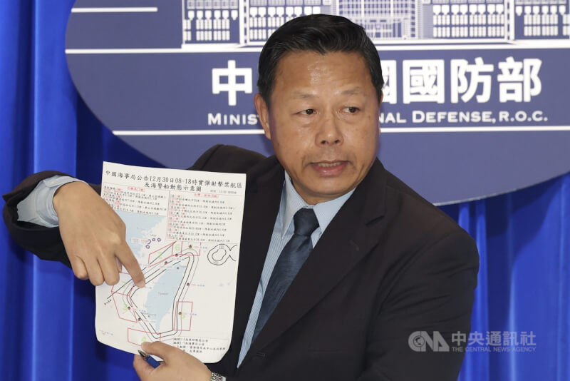 海巡署副署長謝慶欽30日傍晚說明中國海警船相關動態等資訊。（中央社檔案照片）