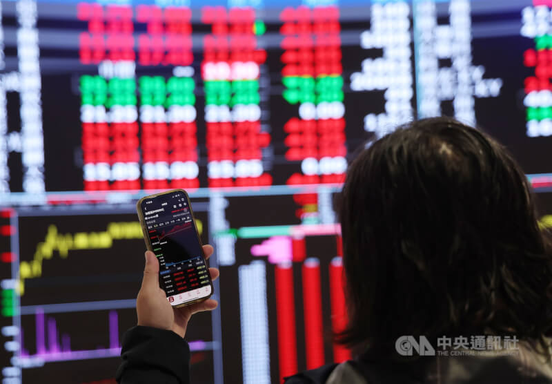 台股31日封關，加權指數收在28963.6點，全年上漲5928.5點，創下歷年最大漲點紀錄，不僅是史上最高封關指數，並將上市櫃總市值推升至突破新台幣100兆元大關的里程碑。中央社記者張新偉攝　114年12月31日