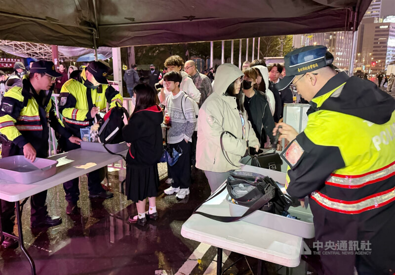 31日跨年夜，「台北最High新年城–2026跨年晚會」依往例在台北市政府前廣場舉行，有鑑於日前隨機攻擊事件，維安全面升級，各出入口皆配置警力安檢。中央社記者張新偉攝 114年12月31日