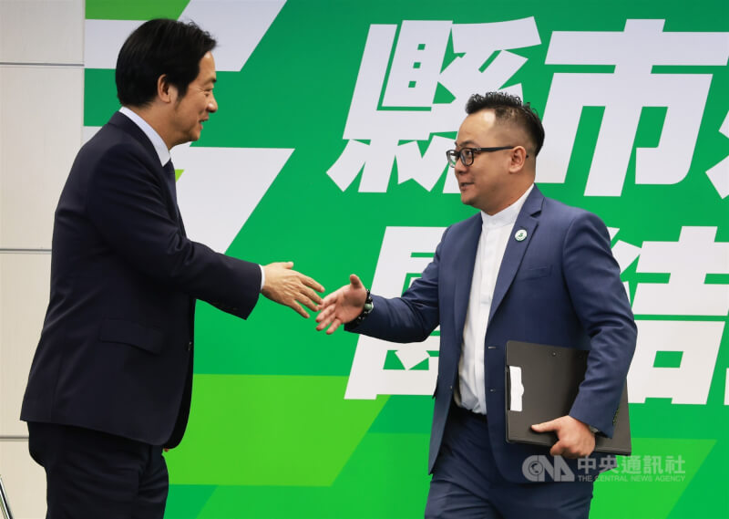 身兼民進黨主席的總統賴清德（左）31日下午出席民進黨基隆、彰化、雲林縣市長提名記者會，與基隆市長被提名人童子瑋（右）握手致意。中央社記者趙世勳攝　114年12月31日