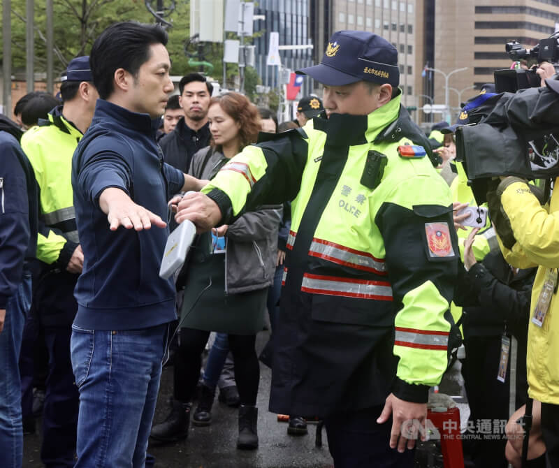 台北市長蔣萬安(前左)31日下午視察跨年活動周邊維安,也配合警方安檢,先以金屬偵測器掃描全身後進入活動現場。中央社記者張皓安攝 114年12月31日