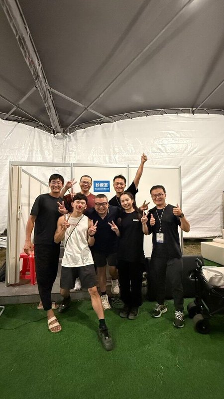 物理治療師魏暐紘(前排左2)受邀為FOCASA馬戲團的馬戲藝術節擔任後台物理治療,他表示,他的存在是把這群賣命的特技演員的身體推回到巔峰狀態,安全在舞台上閃耀。(魏暐紘提供)中央社記者趙靜瑜傳真 114年12月31日