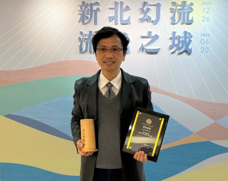 2025日本「世界綠茶大賽」吸引來自日本、台灣、韓國等5國共194件作品參賽，新北市深坑區茶農蔡金財（圖）以「清代烏龍茶」獲最高金賞肯定，31日在新北市政會議中分享喜悅。（新北市農業局提供）中央社記者黃旭昇傳真　114年12月31日